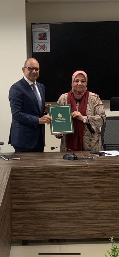 «نقل الكهرباء» توقع عقدا لتنفيذ الخط الهوائي مزدوج الدائرة التابع للإسكندرية وغرب الدلتا 